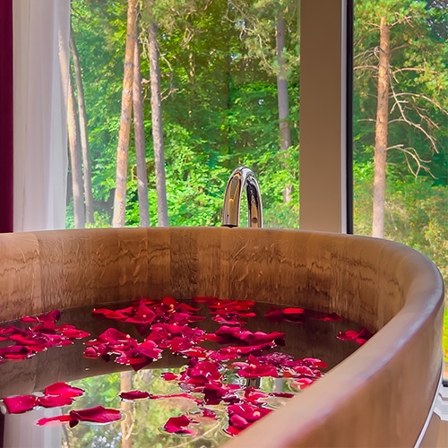 Japans aroma- en bloemenbad*, gevolgd door een ontspannende rugmassagebehandeling en tot slot de Ko Bi Do gezichtsmassagebehandeling.
